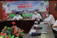 Wabup Mura Rejikinoor didampingi Sekda Hermon memimpin rapat penanganan kelangkaan minyak di Murung Raya (foto : Suroso/1tulah.com)