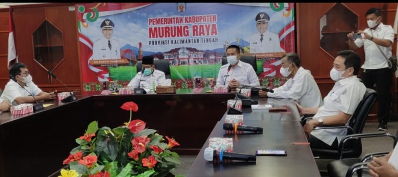 Wabup Mura Rejikinoor didampingi Sekda Hermon memimpin rapat penanganan kelangkaan minyak di Murung Raya (foto : Suroso/1tulah.com)