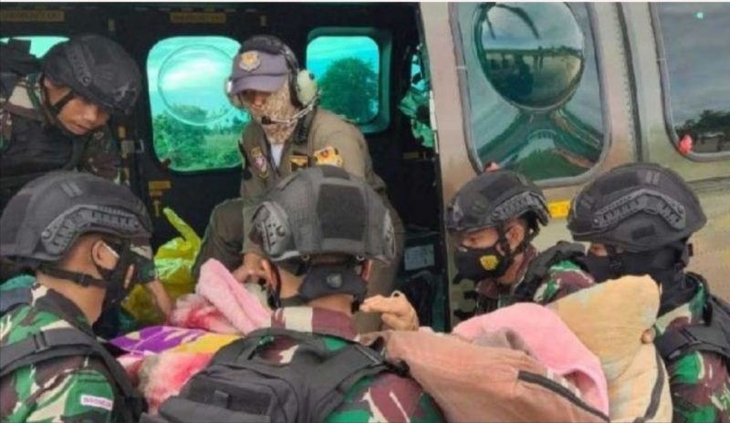Dua anggota TNI korban penembakan kelompok bersenjata di kabupaten puncak diterbangkan ke Timika menggunakan Helikopter TNI AU (suara.com)