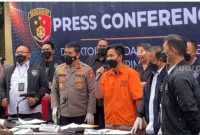 Doni Salmanan (mengenakan baju oranye) dihadirkan dalam acara konferensi pers kasus penipuan berkedok trading binary option dengan platform Quotex, yang digelar Mabes Polri, Selasa (15/3/2022). Foto :suara com