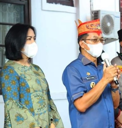 Bupati Mura Perdie M Yoseph bersama Istri. Foto : Suroso/1tulah.com)
