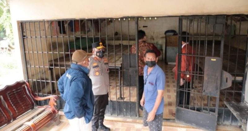 Kapolda Sumut Irjen Pol RZ Panca Putra Simanjuntak dan Komnas HAM mengecek kerangkeng di rumah Bupati Langkat. (suara.com)