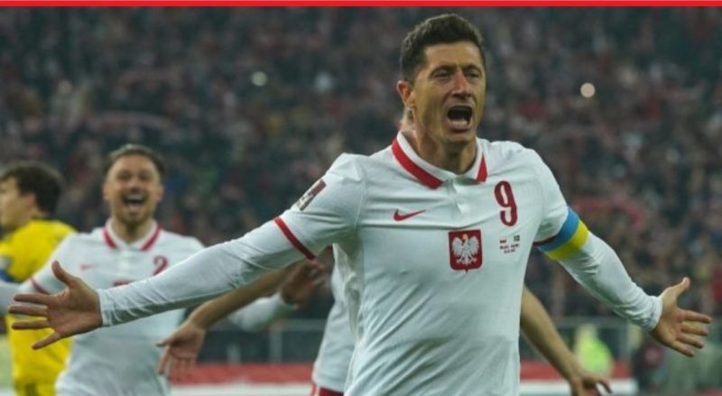Penyerang Timnas Polandia, Robert Lewandowski merayakan golnya ke gawang Swedia pada laga play-off Piala Dunia 2022 zona Eropa di Stadion Slaski, Chorzow, Polandia, Rabu (30/3/2022) dini hari WIB. (Suara.com)