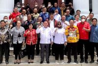 Usai Pertemuan tertutup di Aula Rujab Bupati Kotim Halikinood, sejumlah pimpinan Partai Politik (Parpol) di Kotawaringin Timur bersepakat menyudahi konflik internal DPRD Kotim.
Foto: Istimewa / 1tulah.com
