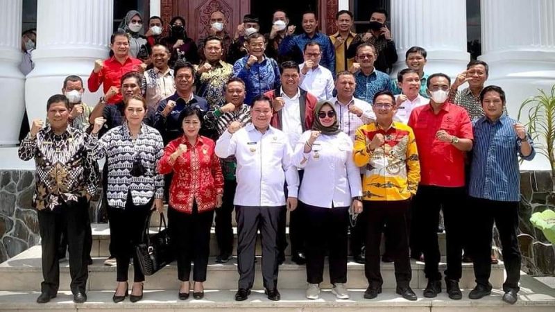 Usai Pertemuan tertutup di Aula Rujab Bupati Kotim Halikinood, sejumlah pimpinan Partai Politik (Parpol) di Kotawaringin Timur bersepakat menyudahi konflik internal DPRD Kotim.
Foto: Istimewa / 1tulah.com
