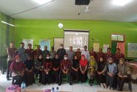 Wakil Ketua I DPRD Kabupaten Kotawaringin Timur, bersama para guru SMPN 1 Mentaya Hilir Selatan.
Foto: Fitri/1tulah.com

