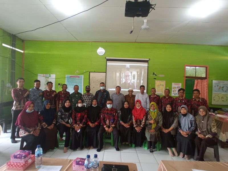 Wakil Ketua I DPRD Kabupaten Kotawaringin Timur, bersama para guru SMPN 1 Mentaya Hilir Selatan.
Foto: Fitri/1tulah.com

