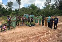 Danramil 07 Dusun Tengah Kapten Inf Obal Jaranmasa berfoto bersama dengan didampingi Ibu Persit usai mengikuti program penanaman sejuta pohon di Desa Puri Kecamatan Raren Batuah dalam rangka HUT ke-48 Korem 102/PJG.
Foto: 1tulah.com/zakirin

