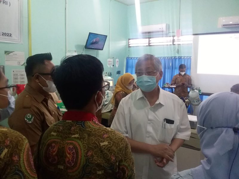 dr. Widodo (baju putih) saat memeriksa pasien hemodalisa yang ada di RSUD Jarse Buntok. 
Foto. Alifansyah/1tulah.com
