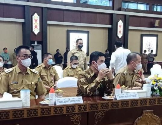 Bupati Barito Timur Ampera Ay Mebas beserta jajaran mengikuti rapat Koordinasi Pemberantasan Korupsi Terintegrasi se-Kalteng. 
Foto: 1tulah.com/zakirin
