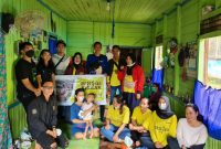 Komunitas Kunang-Kunang Barito Timur saat penyaluran bantuan berupa uang tunai kepada Anak Berkebutuhan Khusus di Pasar Panas Kecamatan Benua Lima.
Foto: Zakirin / 1tulah.com

