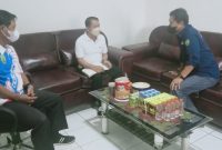 Wakil Bupati Barito Timur Habib Said Abdul Saleh (tengah) saat berbincang dengan Kepala Dinas Komunikasi Informatika Persandian dan Statistik (Diskominfosantik) Kabupaten Barito Timur Drs.Dwi Aryanto (kiri) didampingi oleh Kepala Bidang Pengelolaan Informasi dan Komunikasi Publik Limer, S.Pd, MM di Ruang Kerja Kepala Diskominfosantik, Jumat (18/3) pagi.