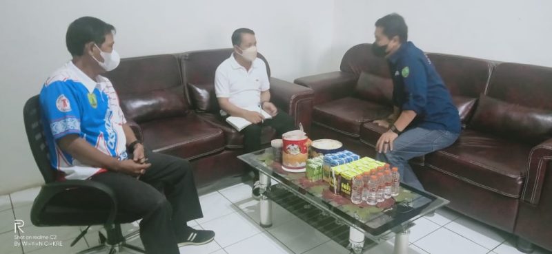 Wakil Bupati Barito Timur Habib Said Abdul Saleh (tengah) saat berbincang dengan Kepala Dinas Komunikasi Informatika Persandian dan Statistik (Diskominfosantik) Kabupaten Barito Timur Drs.Dwi Aryanto (kiri) didampingi oleh Kepala Bidang Pengelolaan Informasi dan Komunikasi Publik Limer, S.Pd, MM di Ruang Kerja Kepala Diskominfosantik, Jumat (18/3) pagi.