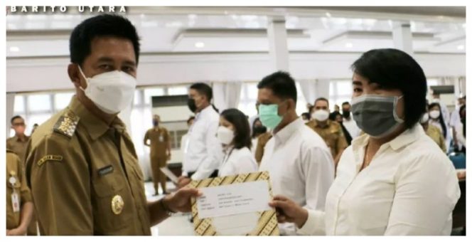 Bupati Nadalsyah saat menyerahkan SK CPNS kepada perwakilan peserta pembekalan CPNS
Foto.Delia/1tulah.com

