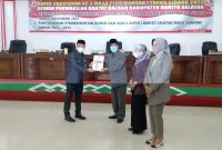 Bupati Barsel Eddy Raya Samsuri (kiri) saat menyerahkan LKPJ Tahun Anggaran 2021 kepada Ketua DPRD Farid Yusran (kanan). Foto. Alifansyah/1tulah.com