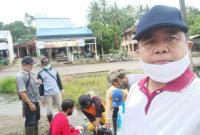 KERJA BAKTI: DLH Kabupaten Barito Timur dan Satpol PP Kabupaten Barito Timur  melaksanakan kerja bakti bersama di seputar Pasar Tumenggoeng Djaja Karti, Selasa (22/3/2022).

