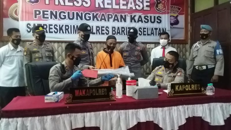 Kopolres Barsel (kanan) didampingi Wakapolres (kiri) bersama Kapolsek serta Kasatreskrim saat menggelar pres rilis.
Foto. Alifansyah/1tulah.com


