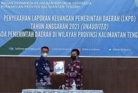 Wakil Bupati Sugianto Panala Putra saat menyerhakan laporan keuangan di Auditorium Kantor BPK RI Perwakilan Provinsi Kalteng.

