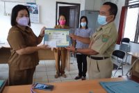 Perpustakaan Kalabahum Desa Bamban Kecamatan Benua Lima keluar sebagai juara 1 lomba perpustakaan tingkat Kabupaten Barito Timur tahun 2022. Tampak Kepala Dinas Perpustakaan dan Kearsipan Daerah Kabupaten Barito Timur Drs. Frindiano Leloni, MM menyerahkan piagam penghargaan dan uang pembinaan kepada juara 1 lomba perpustakaan desa yang diterima langsung oleh Kepala Desa Bamban Kariani M, Senin (7/3/2022)