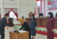 Wakil Ketua I DPRD Barsel Nyimas Artika,  saat menandatangi persetujuan dua buah Ranperda. 
Foto: Alifansyah/1tulah.com
