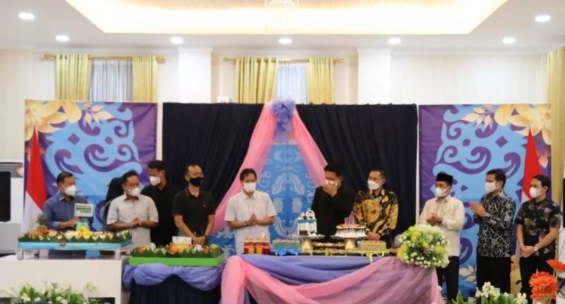 Bupati Nadalsyah saat menggelar silaturahmi antar  stakeholder yang juga dalam rangkaian syukuran Ultahnya ke-57. 
Foto.Delia/1tulah.com
