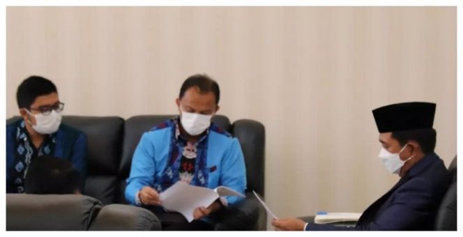 Tim Pemeriksa BPK RI saat berbincang dengan Bupati Nadalsyah
Foto.Delia/1tulah.com
