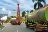 Kendaraan Truk Pengangkut Minyak CPO bebas melintas di jalanan dalam kota Sampit ini salah satu penyebab yang dapat memperpendek usia ketahanan Infrastruktur.
Foto: Fitri / 1tulah.com
