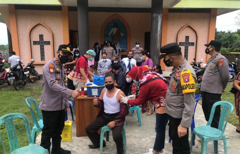 
Kapolsek GBA Ipda Stefanus Rantealo (kiri) saat meninjau vaksinasi yang dilaksanakan dihalaman rumah ibadah. 
Foto. Alifansyah/1tulah.com
