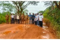 Komisi IV DPRD Kotim, Dinas PUPR, Dishub, Camat serta Lurah saat meninjau jalan dikelurahan tanah mas yang digunakan perusahaan PT. SJIM. Foto.Fitri/1tulah.com