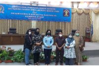 Ketua Tim kemenkumham foto bersama dengna anggota DPRD barito Utara usai rapat kerja. Foto.Delia/1tulah.com