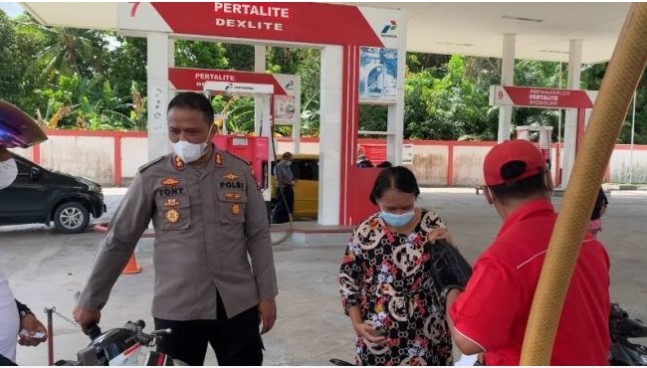 Kapolres Karimun, AKBP Tony Pantano menyaksikan pengisian bonus BBM gratis kepada kendaraan milik warga yang ikut vaksinasi Covid-19. Foto: Edo/batamnews)