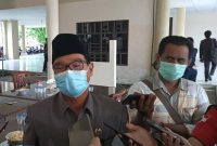 Ketua DPRD Barsel, M. Farid Yusran  saat diwawancarai wartawan. 
Foto. Alifansyah/1tulah.com
