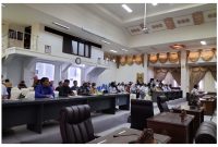 Pulluhan warga Desa Hajak saat berhadir di gedung DPRD, Selasa (26/4/2022). Foto.Deni/1tulah.com