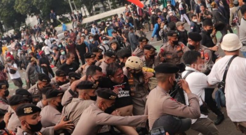 Dosen sekaligus aktivis Ade Armando diamankan polisi dari amukan massa. (Suara.com)