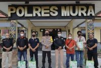 Kebersamaan Kapolres Mura AKBP I Gede Widyana bersama para wartawan. (Foto :  suroso/1tulah.com)