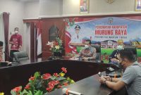 Bupati Perdie M Yoseph saat memberikan keterangan pers pasca terjadinya longsoran di timbunan batuan penutup (waste dump) PT IMK. (Foto : suroso/1tulah.com)
