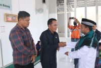 Waket II DPRD Mura Rahmanto Muhidin saat menyerahkan bantuan. Foto : suroso/1tulah.com