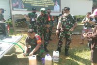 Kodim 1013/Mtw menyalurkan minyak goreng murah di Kecamatan Tanah Siang. Foto: suroso/1tulah.com
