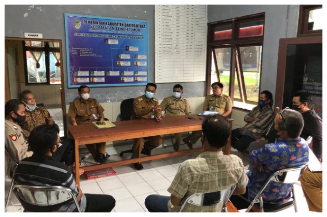 Camat Winardi ketika memimpin rapat panitia pemilihan damang kepala adat.Foto.Deni/1tulah.com