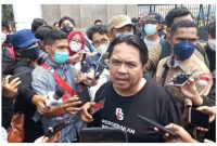 Pegiat media sosial, Ade Armando dikeroyok hingga ditelanjangi saat menghadiri aksi 11 April di depan Gedung DPR RI. (Suara.com/Bagaskara)
