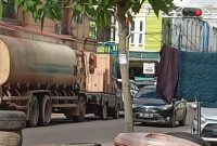 Truk Ban 10 saat melintas perempatan lampu merah di Jl. Pelita  Barat Sampit Kabupaten Kotawaringin Timur