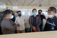Anggota DPRD Provinsi Kalteng, Alexius Esliter, Fajar Hariady, Jainudin Karim, Artaban, Ferry Khaidir, Sudarsono, Sinar Kamala, Toga Hamonangan Nadeak, Rizki Amalia Darwan Ali dan Yeni Maria Marselina Kahta saat memantau arus mudik di Kotawaringin Timur.foto.Fitri/1tulah.com