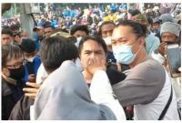 Pegiat media sosial Ade Armando dikeroyok saat hadir di tengah demonstrasi dari berbagai kalangan di depan gedung DPR RI, Senin (11/4/2022). (tangkap layar/ist)