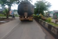 Salah satu truk pengangkut CPO melintasi jalan dalam Kota Sampit