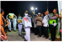 jenazah mantan Wakil bupati Kotim saat di bawa ke tempat peristirahatan terakhir.foto.fitri/1tulah.com