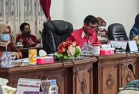 H. Farid Yusran Ketua DPRD Barito Selatan (tengah) saat memimpin rapat. Foto.Alifansyah/1tulah.com