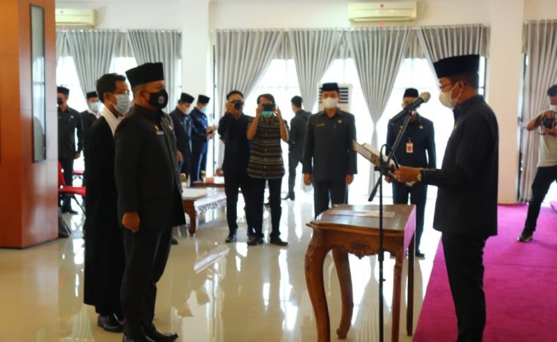 Bupati Mura Perdie M Yoseph saat melantik dan mengambil sumpah janji Sekretaris. DPRD Mura Andri Raya. (Foto:suroso/1tulah.com)