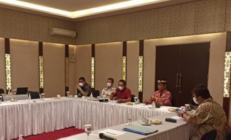 Bupati Mura Perdie M Yoseph dalam rapat koordinasi bersama tiga kepala Balai dan Anggota DPR RI Willy M Yoseph.(Foto: suroso/1tulah.com)