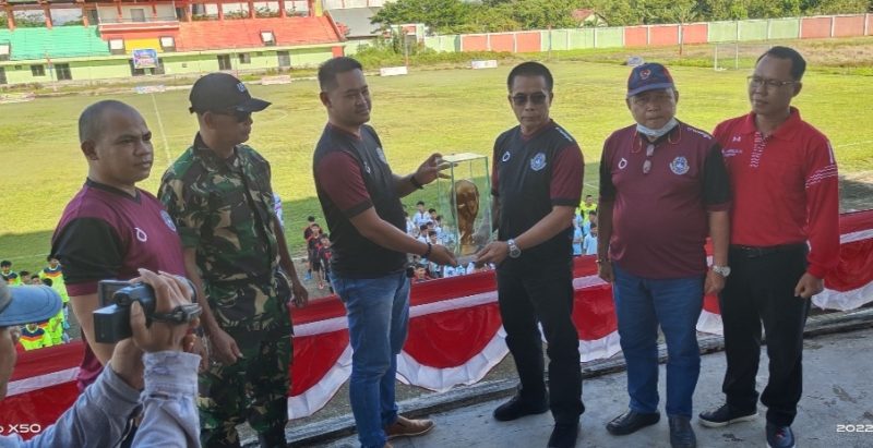 Penyerahan piala bergilir Askab PSSI yang akan diperebutkan dalam kejuaraan liga pelajar Murung Raya tahun 2022. (Foto : Suroso/1tulah.com)