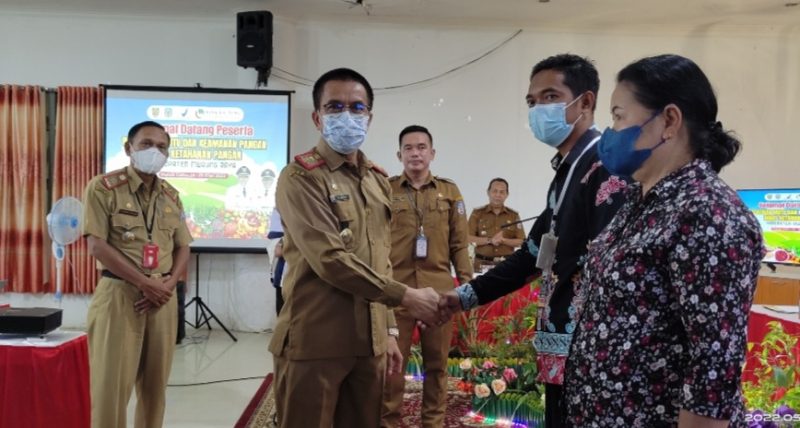 Sekda Mura Hermon disela kegiatan pelatihan mutu dan  ketahanan pangan. Foto : suroso/1tulah.com)